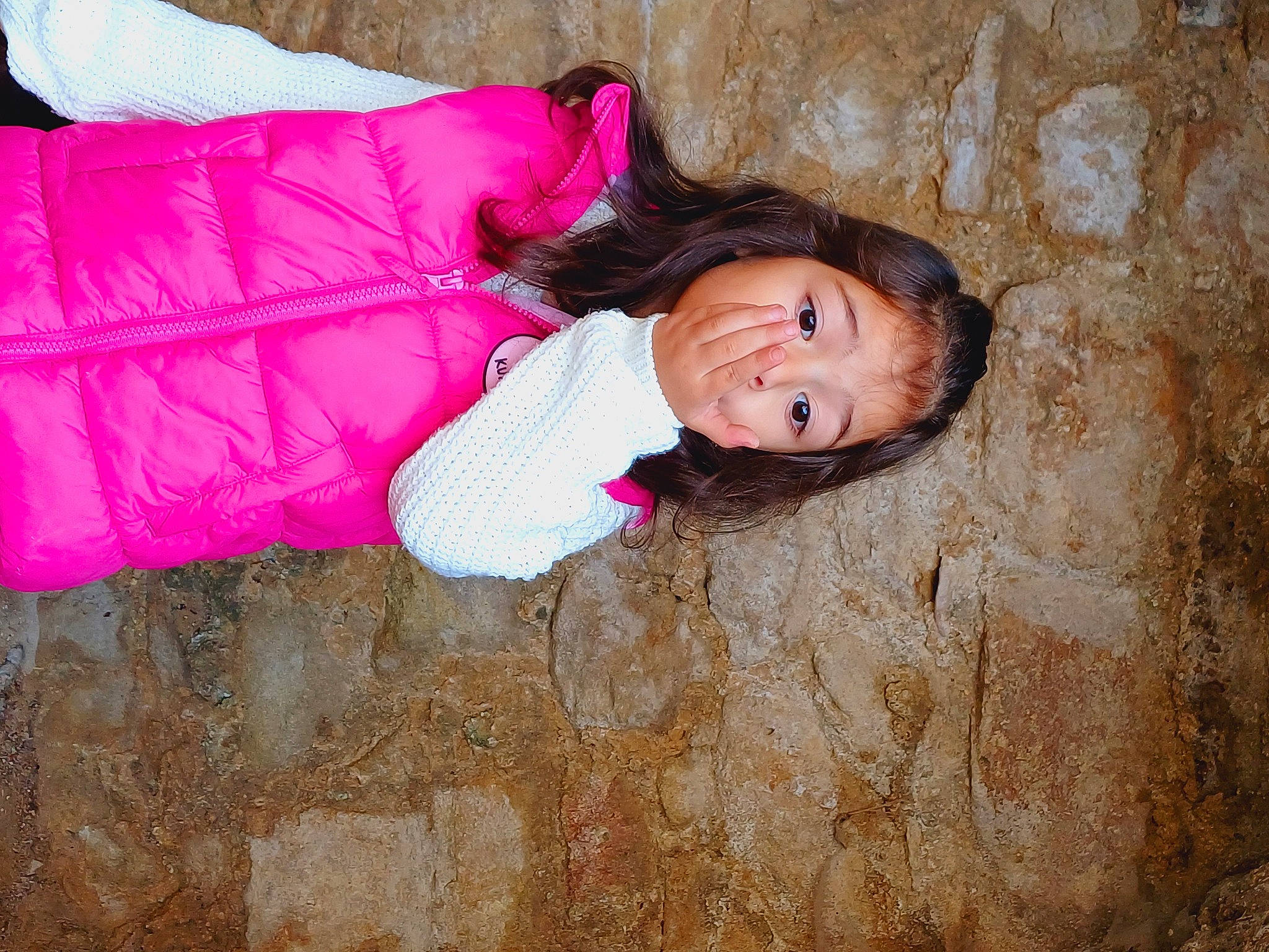 Alyssa a rejoint le concours — aidez-le/la à gagner de superbes lots ! baby_toddler_clothing, child, flooring, fun, happy, magenta, person, pink, portrait_photography, purple, sitting, smile, toddler, tree, wood