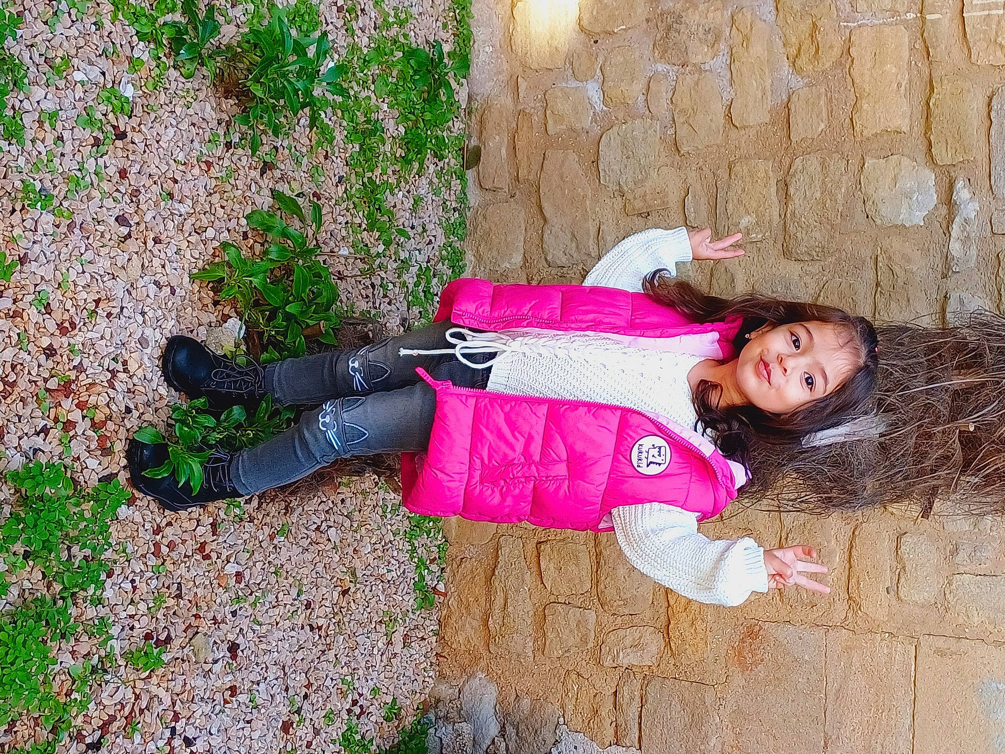 Alyssa a rejoint le concours — aidez-le/la à gagner de superbes lots ! boot, child, fun, grass, groundcover, happy, leisure, magenta, pattern, people_in_nature, person, pink, plant, sitting, textile, toddler, tree