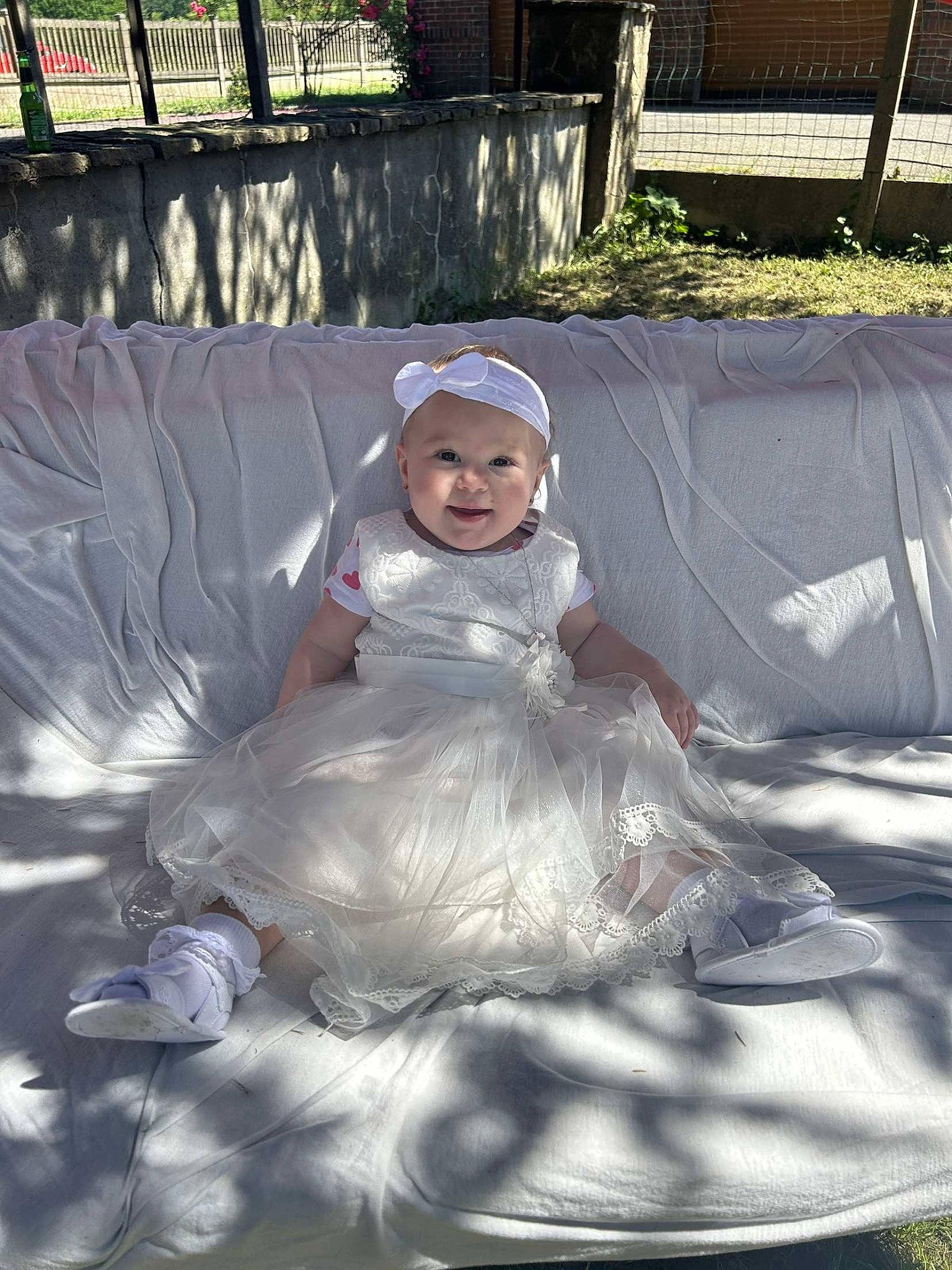 Aelis participe au concours pour gagner de l'argent avec cette photo : costume, dress, event, fun, fur, goggles, grass, happy, hat, headwear, leisure, luxury_vehicle, person, personal_protective_equipment, plant, recreation, sitting, smile, toddler, winter