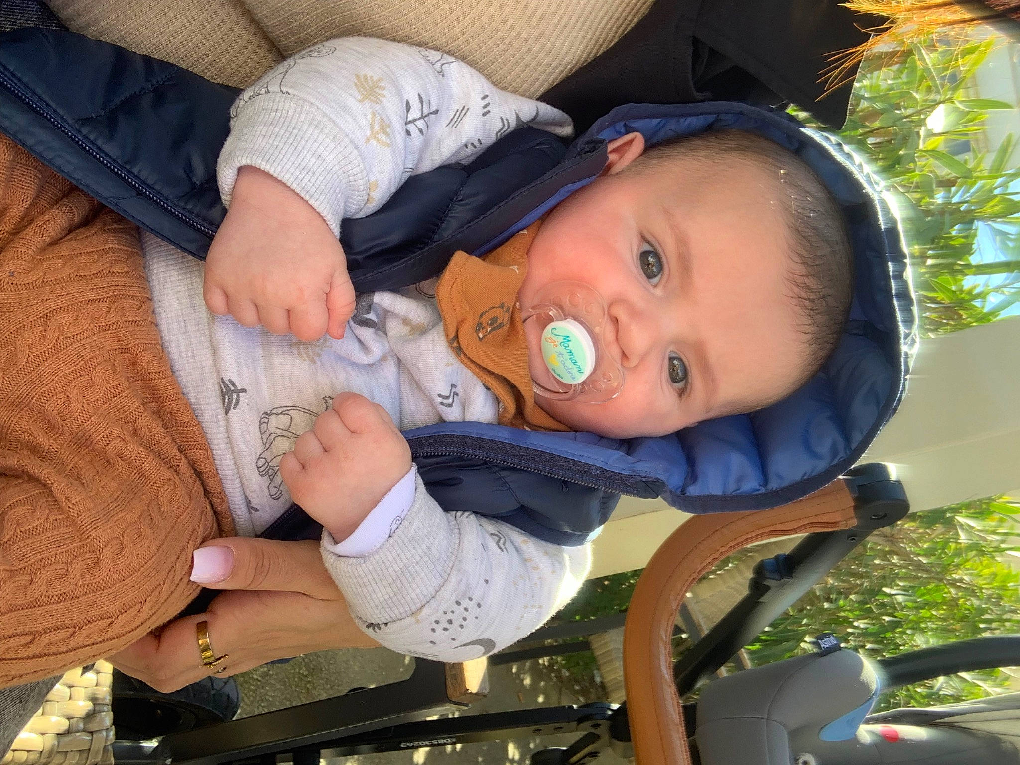 Lino a rejoint le concours — aidez-le/la à gagner de superbes lots ! baby, baby_products, baby_toddler_clothing, cheek, child, comfort, fun, gesture, grass, happy, hat, leisure, person, plant, sitting, skin, toddler, tree