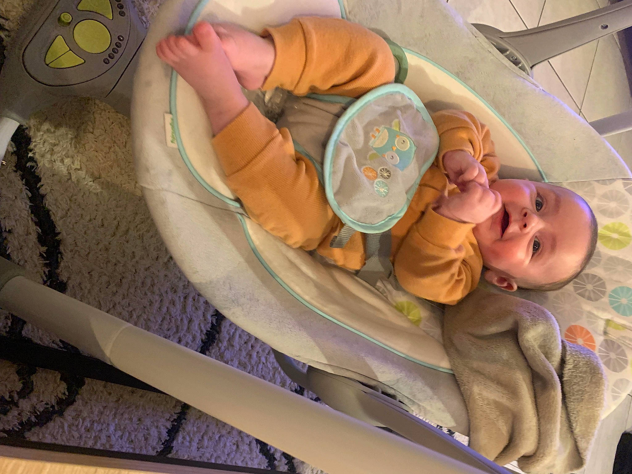 Lino a rejoint le concours — aidez-le/la à gagner de superbes lots ! baby, baby_products, baby_safety, bedtime, child, circle, comfort, health_care, home_appliance, hospital, infant_bed, laundry_room, leisure, linens, medical, nap, person, room, smile, toddler