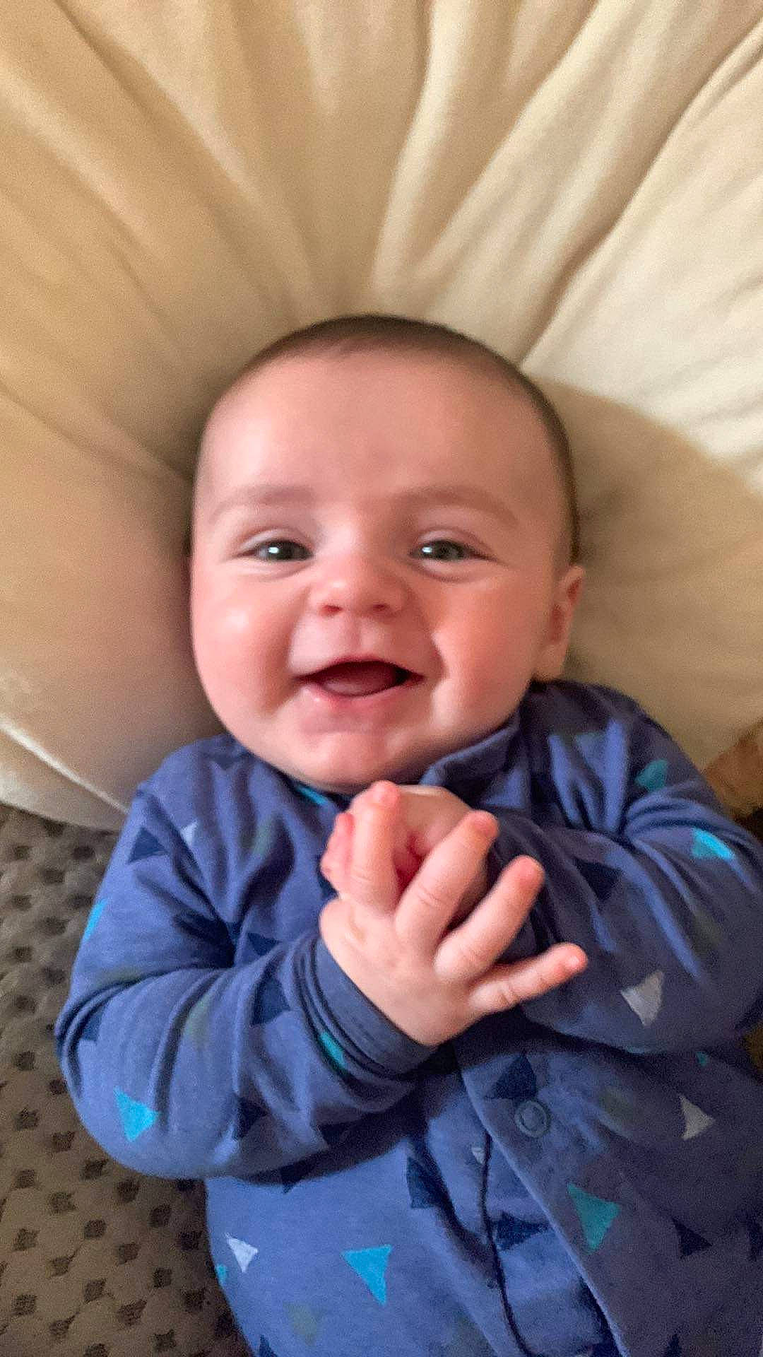 Lino a rejoint le concours — aidez-le/la à gagner de superbes lots ! baby, baby_toddler_clothing, cheek, chin, comfort, eye, eyebrow, face, finger, gesture, happy, head, iris, joy, lip, mouth, nose, outerwear, person, skin