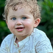 Emilien participe au concours pour gagner de l'argent avec cette photo : baby, blue_eyes, child, curly_hair, cute, face, greenery, happy, head, light_clothing, nature, outdoor, person, portrait, shirt, skin, smiling, toddler, young, young_child