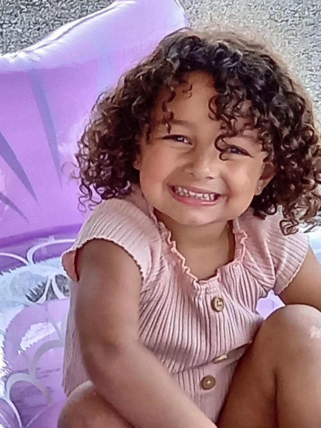 Shyrel participe au concours pour gagner de l'argent avec cette photo : cheek, chin, eye, eyebrow, eyelash, flash_photography, forehead, gesture, happy, head, iris, jheri_curl, joy, lip, mouth, neck, nose, person, ringlet, shoulder