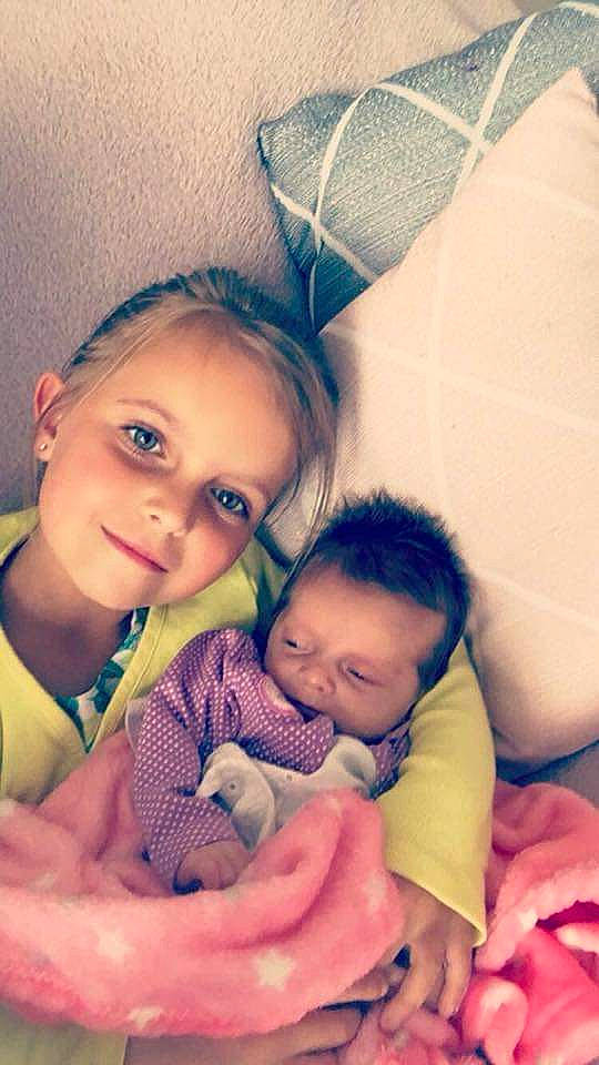 Keylia participe au concours pour gagner de l'argent avec cette photo : beauty, bedtime, cheek, child, daughter, day, eye, fun, girl, happiness, head, infant, iris, mother, person, pink, product, sibling, skin, smile