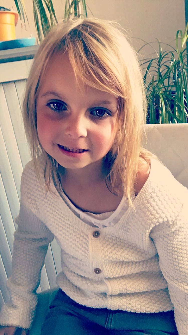 Keylia a rejoint le concours — aidez-le/la à gagner de superbes lots ! beauty, blond, brown_hair, cheek, child, child_model, eye, face, girl, hair, hair_coloring, hairstyle, head, human_hair_color, joy, long_hair, nose, organ, person, shoulder