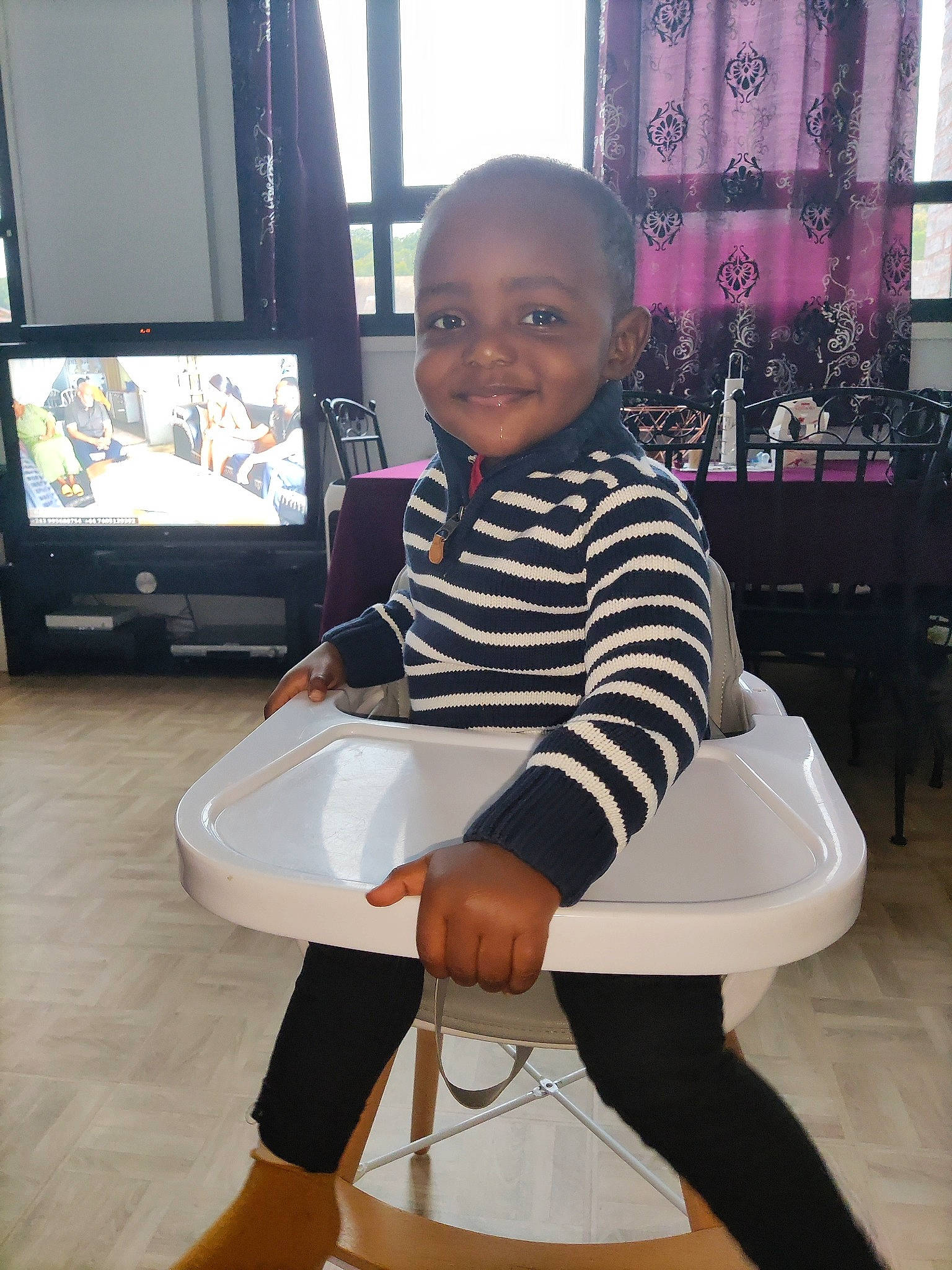 Élie a rejoint le concours — aidez-le/la à gagner de superbes lots ! design, display_device, floor, flooring, fun, happy, human_leg, joint, joy, knee, person, photograph, shoulder, sleeve, smile, sock, sportswear, standing, street_fashion, television_set