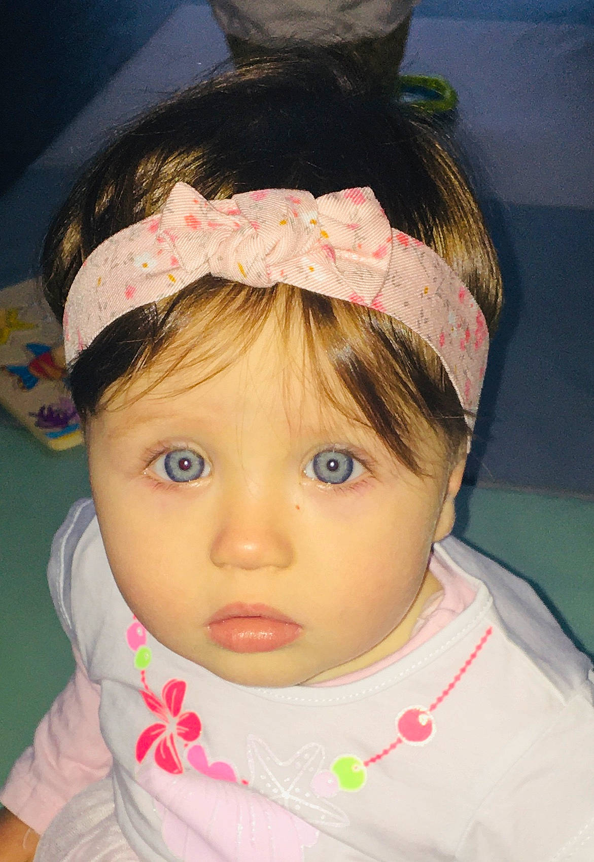 Maloé a rejoint le concours — aidez-le/la à gagner de superbes lots ! baby_toddler_clothing, bangs, brown_hair, cheek, child, costume_hat, eyebrow, eyelash, fashion_accessory, hair_accessory, headband, headgear, headpiece, headwear, lip, neck, peach, person, pink, skin