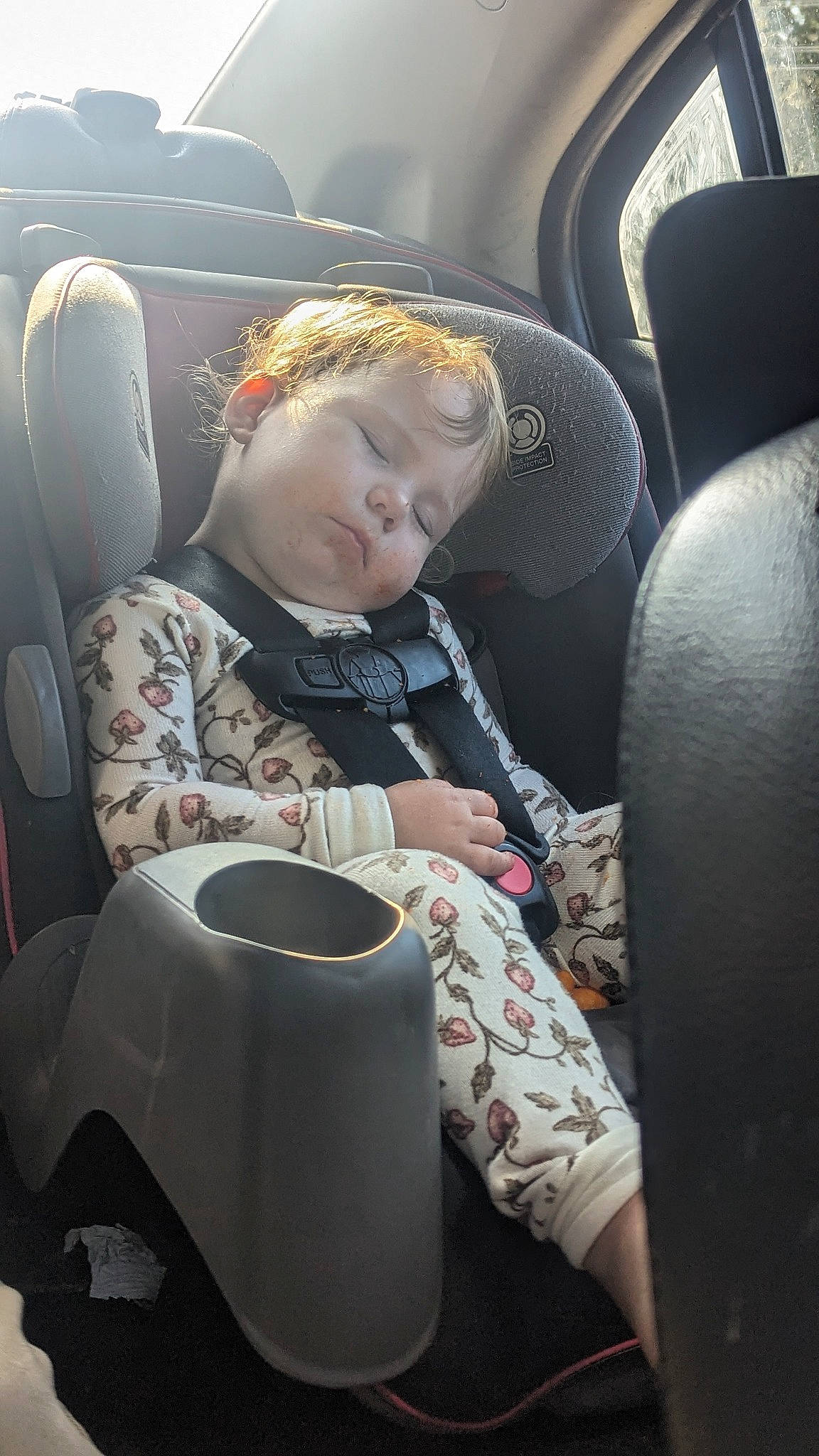 Eliana is registered to the contest to win money with this photo: auto_part, automotive_design, car, car_seat, car_seat_cover, child, comfort, driving, family_car, head_restraint, luxury_vehicle, mid_size_car, motor_vehicle, person, personal_luxury_car, seat_belt, sitting, steering_part, toddler, vehicle