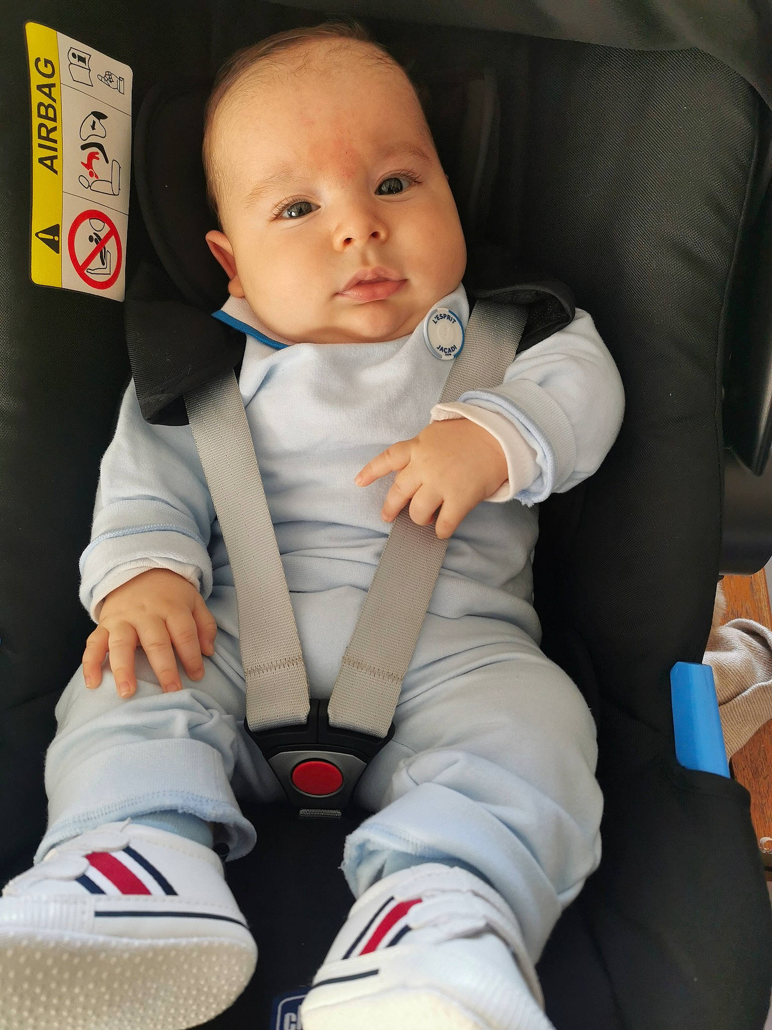 Mattéo a rejoint le concours — aidez-le/la à gagner de superbes lots ! baby, baby_in_car_seat, baby_products, baby_safety, baby_toddler_clothing, car_seat, carmine, cheek, child, collar, comfort, finger, human_leg, knee, person, seat_belt, sitting, sleeve, sock, thumb