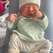 Daniel participe au concours pour gagner de l'argent avec cette photo : newborn, baby, hat, clothing, socks, infant, cute, sleepy, soft, pastel, cozy, child, person, indoor, cushion, knit, small, peaceful, resting, wrapped