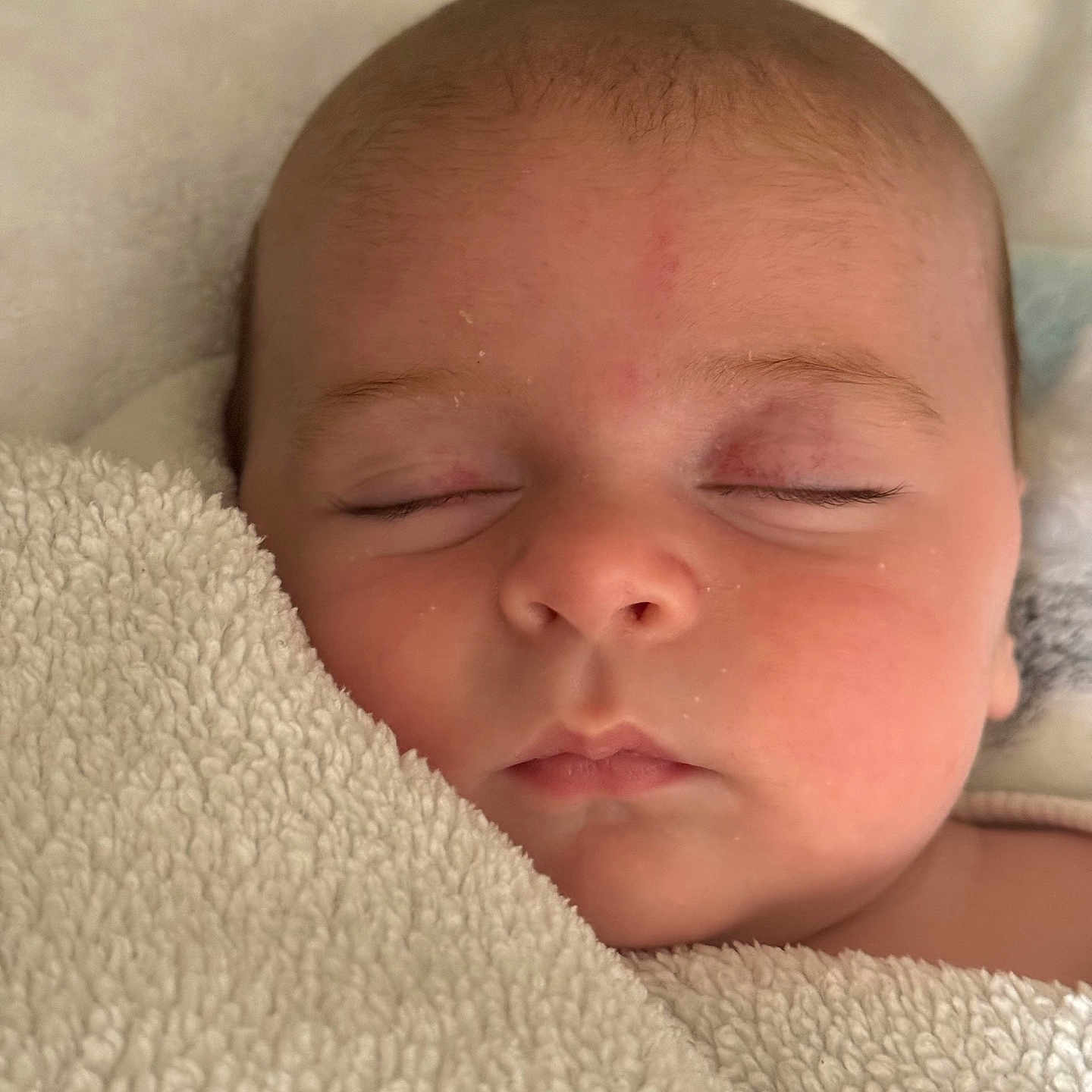 Liam participe au concours pour gagner de l'argent avec cette photo : baby, blanket, cushion, face, head, homedecor, newborn, person, photography, portrait, quilt, skin, sleeping, towel