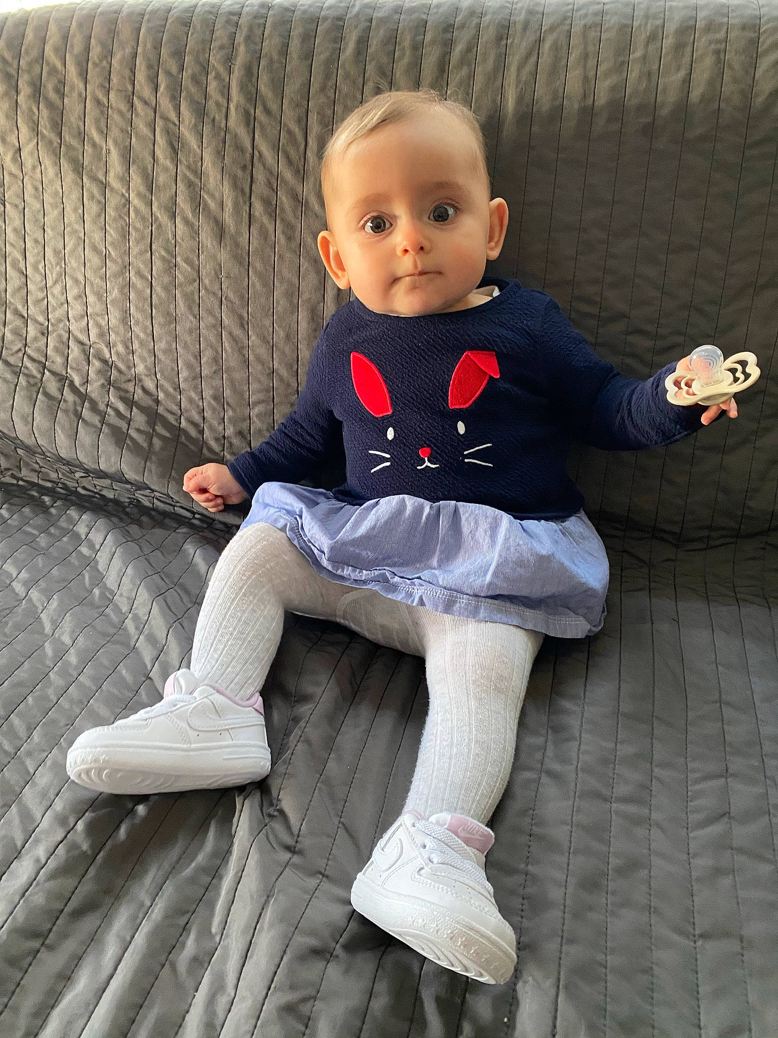 Naomi a rejoint le concours — aidez-le/la à gagner de superbes lots ! baby, baby_toddler_clothing, comfort, foot, human_body, human_leg, joint, knee, lap, leg, lip, neck, pattern, person, shoulder, sitting, sleeve, sock, thigh, toddler