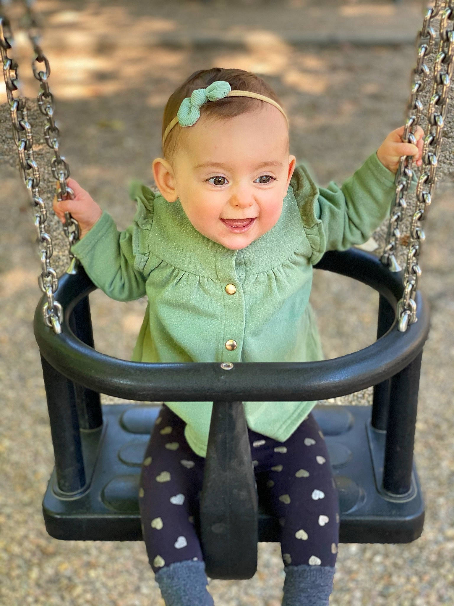 Naomi participe au concours pour gagner de l'argent avec cette photo : clothing, eye, face, facial_expression, grass, hair, hand, happy, head, jeans, leaf, nature, organ, outerwear, person, photograph, product, skin, smile, swing