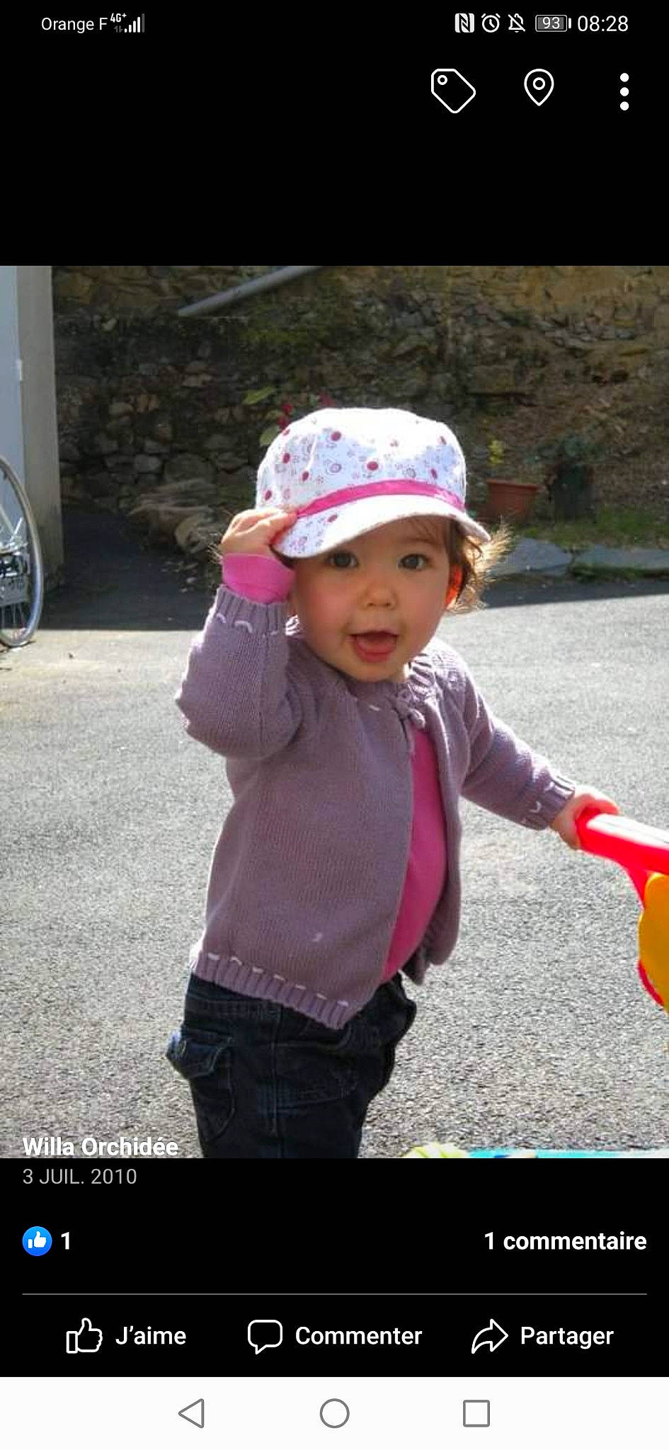 Amélys a rejoint le concours — aidez-le/la à gagner de superbes lots ! baby, baby_toddler_clothing, bicycle, bicycle_part, bicycle_tire, bicycle_wheel, bicycle_wheel_rim, bonnet, child, child_model, fender, hand, headgear, headwear, person, pink, play, product, rim, spoke