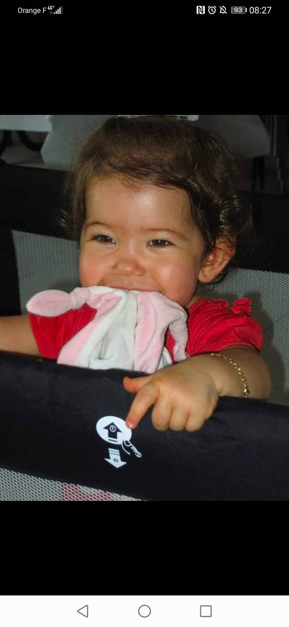 Amélys participe au concours pour gagner de l'argent avec cette photo : baby, baby_products, baby_toddler_clothing, cheek, child, comfort, couch, finger, nail, person, skin, toddler