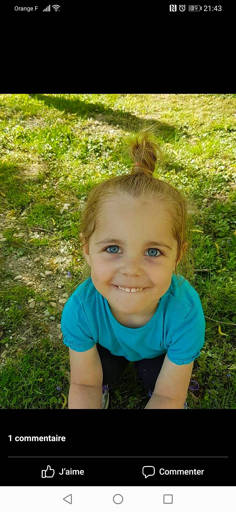 Elina a rejoint le concours — aidez-le/la à gagner de superbes lots ! blond, cheek, child, ear, eye, face, facial_expression, grass, green, hair, happy, head, iris, joy, neck, person, photography, plant, sitting, skin