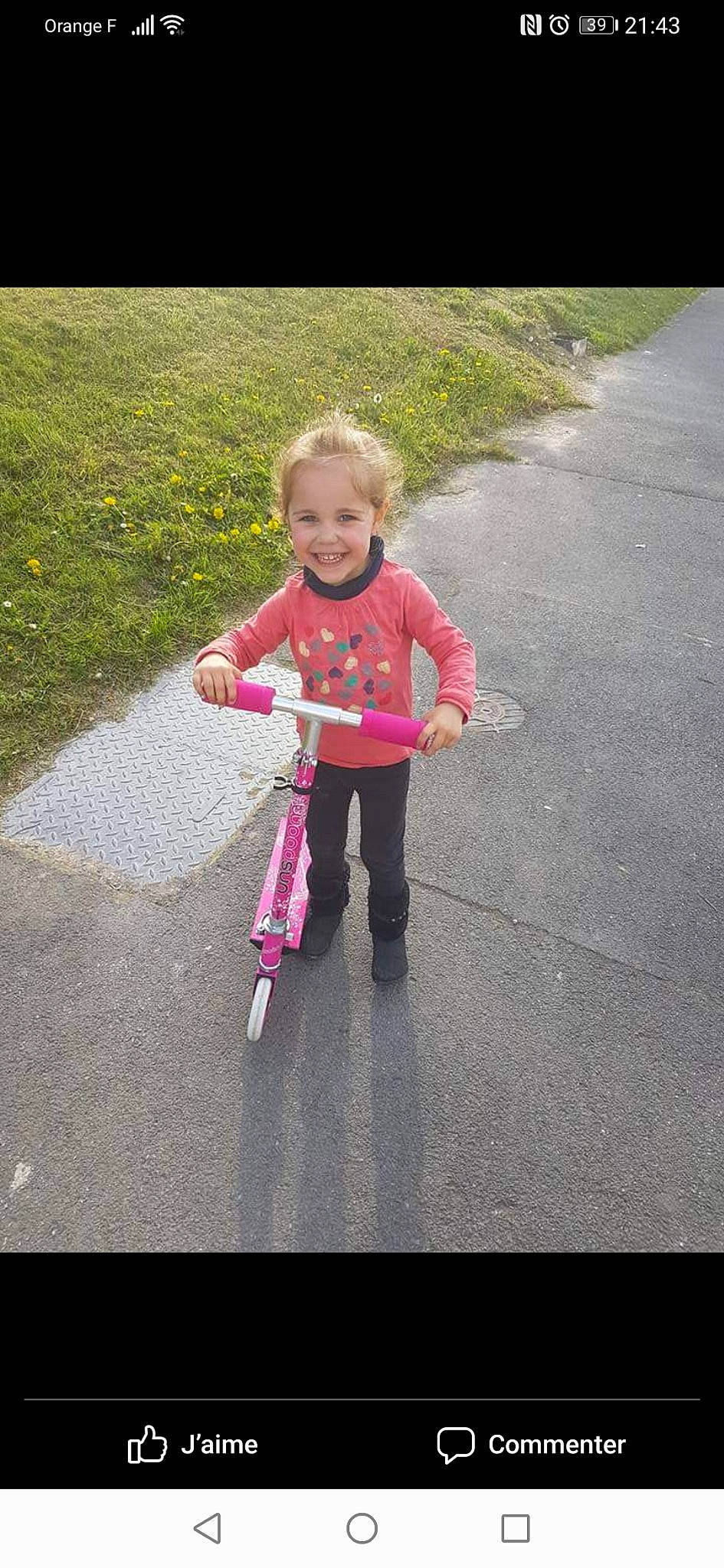 Elina a rejoint le concours — aidez-le/la à gagner de superbes lots ! child, joy, kick_scooter, person, pink, play, recreation, toddler, vehicle, walking