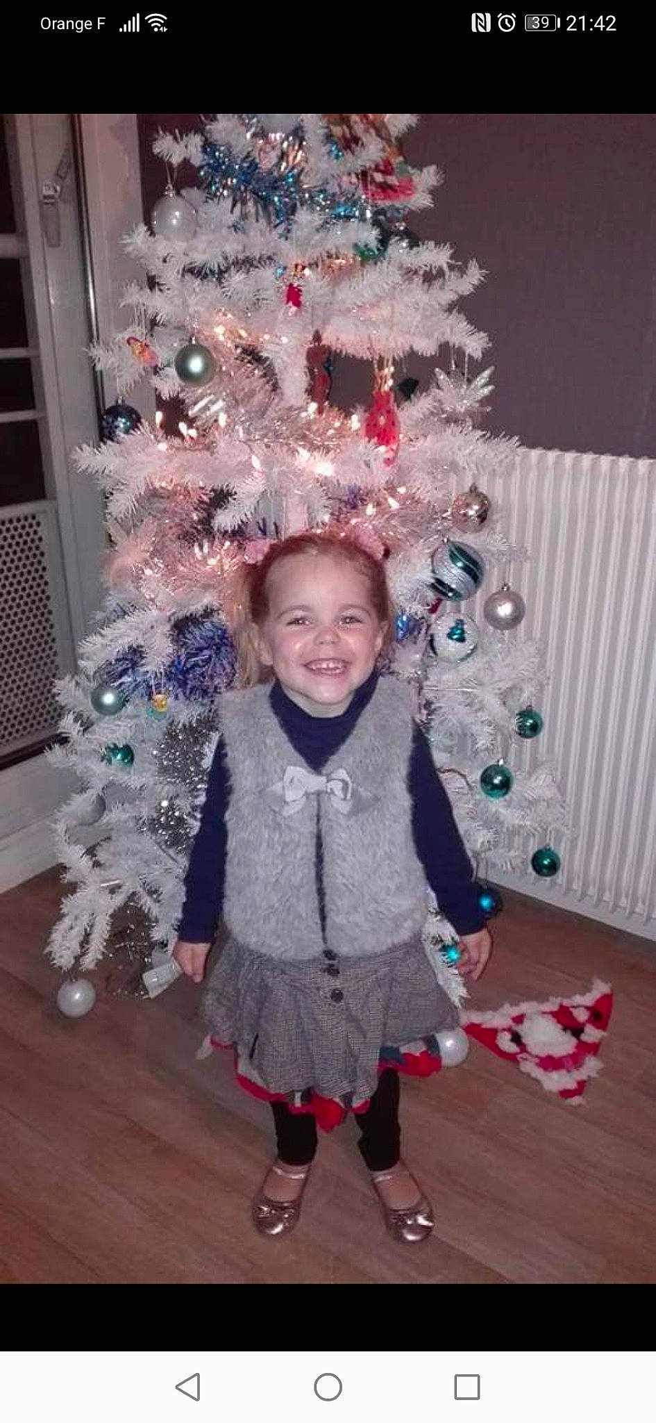 Elina participe au concours pour gagner de l'argent avec cette photo : child, christmas, christmas_decoration, christmas_eve, christmas_ornament, christmas_tree, event, fir, holiday, holiday_ornament, interior_design, joy, person, toddler, tree