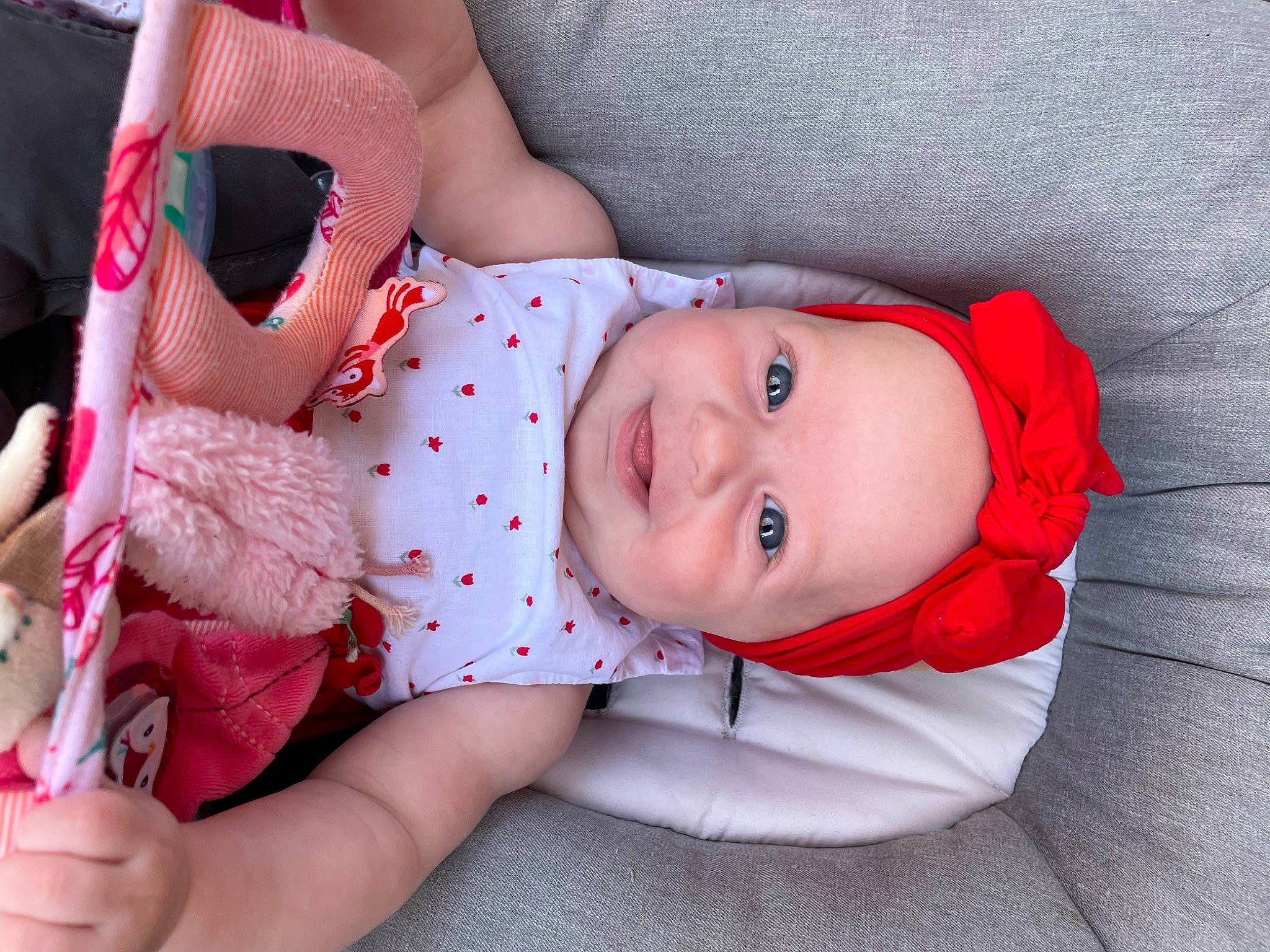 Nélya participe au concours pour gagner de l'argent avec cette photo : baby, baby_toddler_clothing, cheek, comfort, eye, eyelash, facial_expression, hand, head, headwear, human_body, joy, leg, lip, mouth, nose, person, pink, skin, sleeve