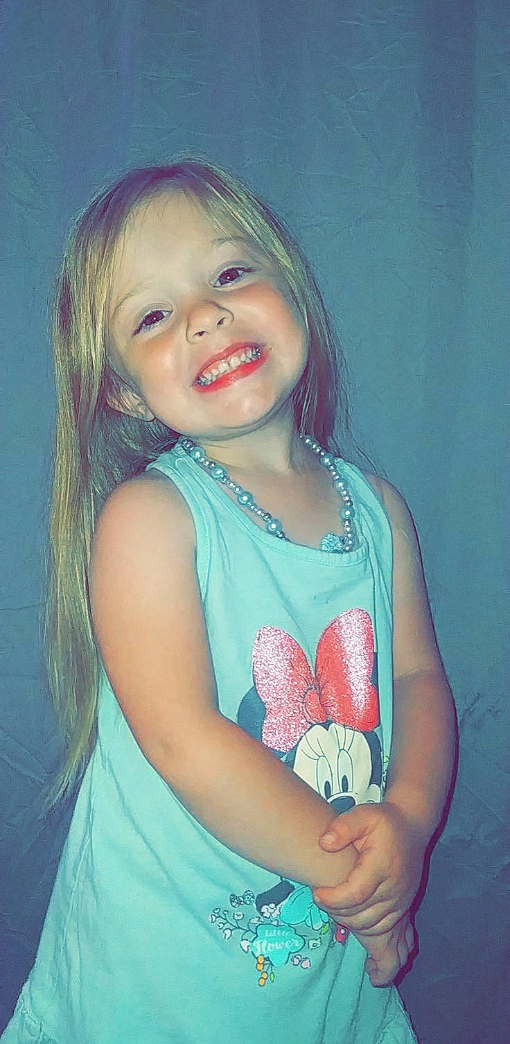 Nohémmy a rejoint le concours — aidez-le/la à gagner de superbes lots ! arm, azure, chin, eye, eyebrow, eyelash, face, facial_expression, hair, hairstyle, head, human_body, iris, joy, lip, mouth, neck, organ, person, skin