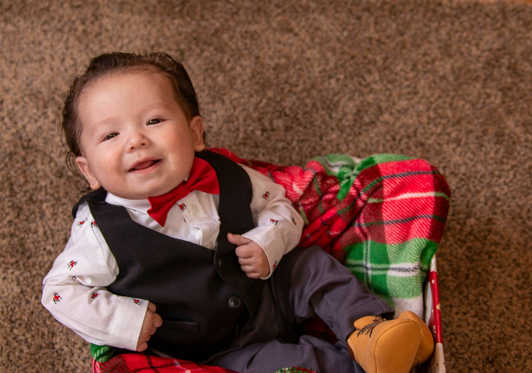 Kyng is registered to the contest to win money with this photo: baby, baby_laughing, baby_toddler_clothing, cheek, child, christmas, design, eye, joy, lap, nose, pattern, person, plaid, sitting, sock, tartan, textile, toddler