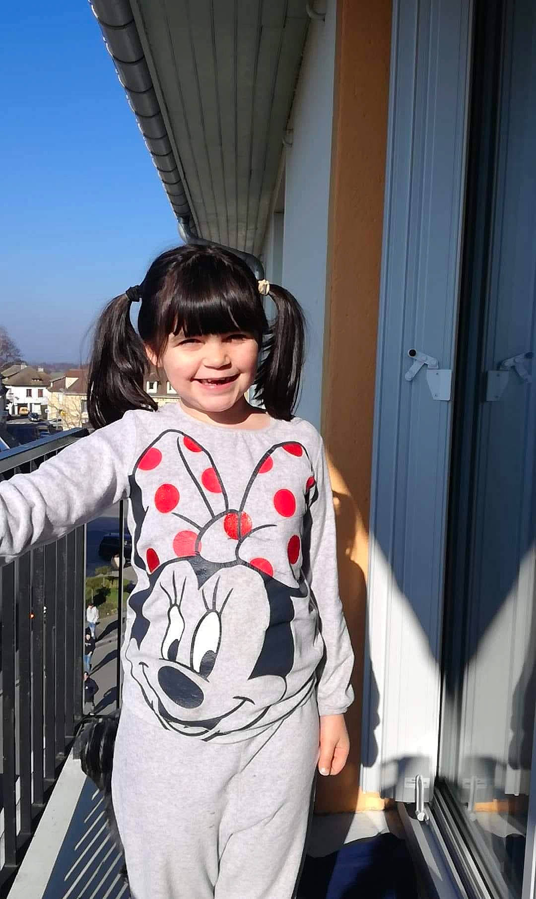 Lylou participe au concours pour gagner de l'argent avec cette photo : baby, black_hair, child, cool, joy, neck, outerwear, person, shoulder, sleeve, smile, t_shirt, toddler, top, vacation