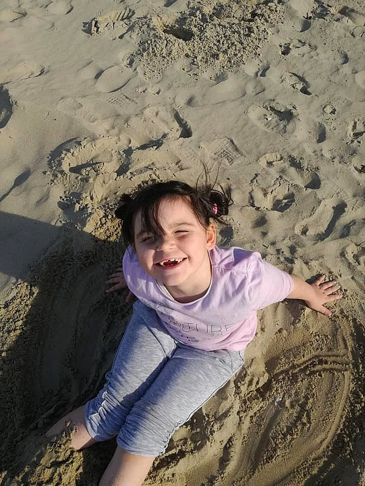 Lylou a rejoint le concours — aidez-le/la à gagner de superbes lots ! beach, fun, happy, joy, leisure, person, photography, rock, sand, smile, vacation