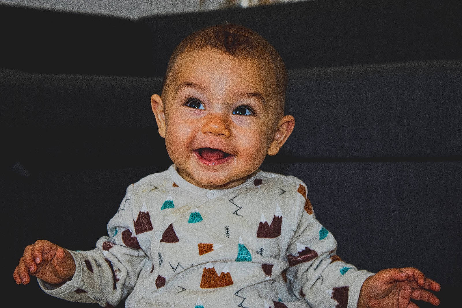 Timéo a rejoint le concours — aidez-le/la à gagner de superbes lots ! baby, baby_products, baby_toddler_clothing, cheek, child, chin, finger, flooring, fun, happy, head, iris, joy, nose, person, room, sitting, skin, sleeve, smile