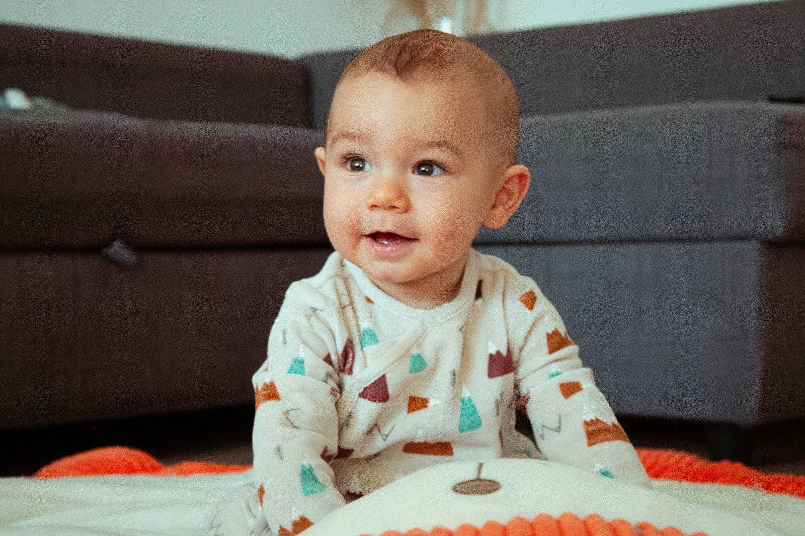 Timéo a rejoint le concours — aidez-le/la à gagner de superbes lots ! arm, baby, baby_toddler_clothing, cheek, chin, comfort, dress, eye, face, flooring, fun, happy, head, iris, person, skin, sleeve, smile, t_shirt, toddler