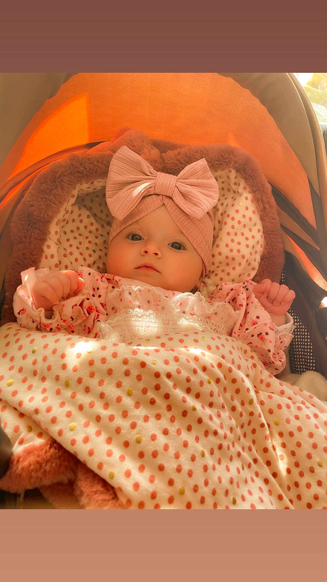 Lise a rejoint le concours — aidez-le/la à gagner de superbes lots ! baby, blanket, bow, child, clothing, cozy, cute, face, hands, headband, indoor, infant, pink, polka_dot, portrait, resting, soft_texture, stroller, warm_light, young_child