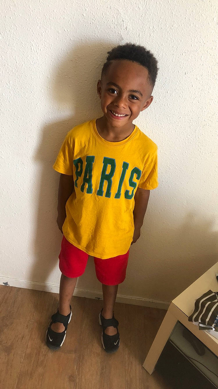 Kays participe au concours pour gagner de l'argent avec cette photo : child, joy, person, shoe, shorts, shoulder, sleeve, smile, sportswear, standing, t_shirt, toddler, top, yellow