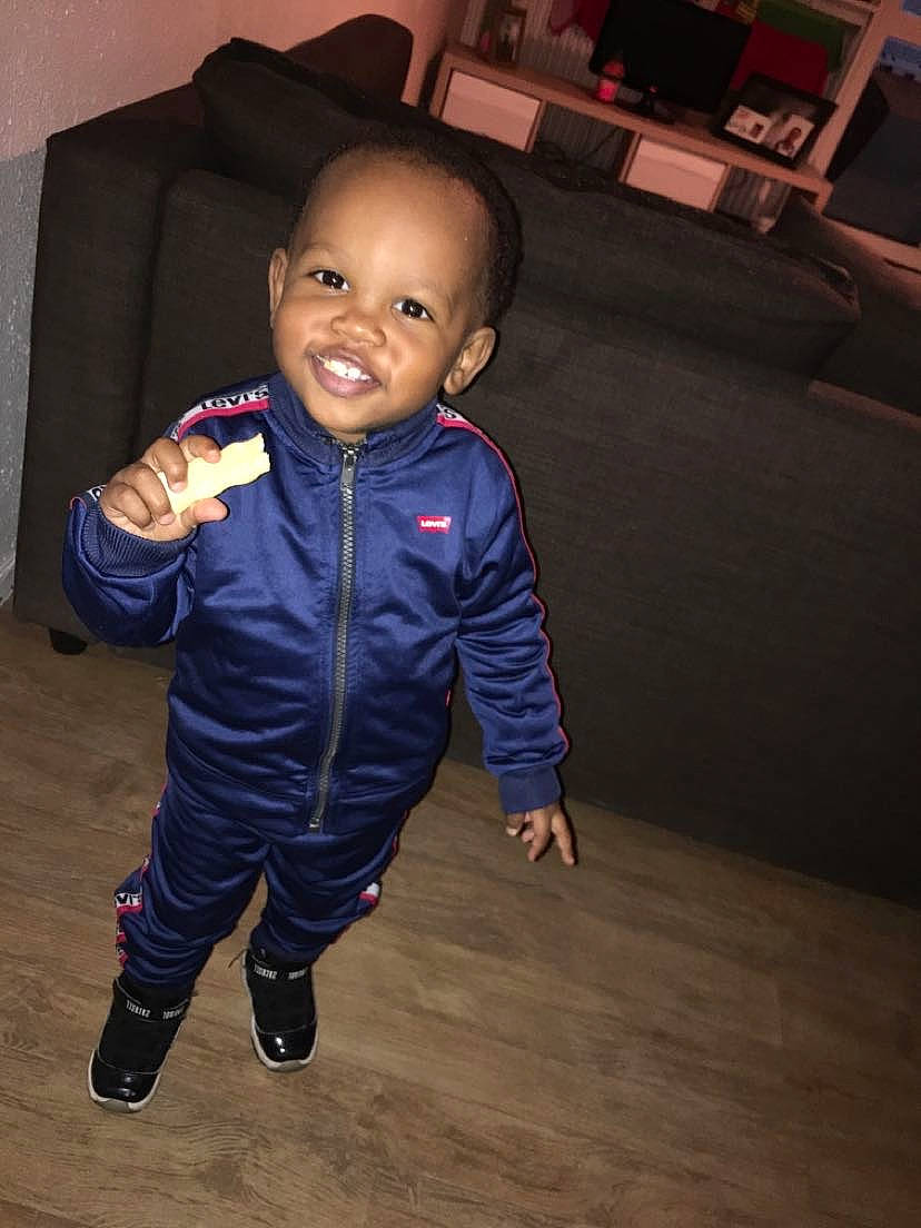 Zayden a rejoint le concours — aidez-le/la à gagner de superbes lots ! baby, cheek, child, face, flooring, formal_wear, fun, head, jacket, joy, outerwear, person, shoe, skin, smile, standing, suit, toddler