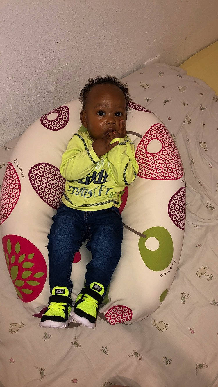 Zayden participe au concours pour gagner de l'argent avec cette photo : baby, ball, child, person, pink, play, toddler