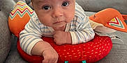Thélyo participe au concours pour gagner de l'argent avec cette photo : baby, infant, couch, red_cushion, toy, striped_clothing, indoor, living_room, face, head, hand, curious, expression, window, blinds, soft_toy, colorful, person, close_up, comfortable