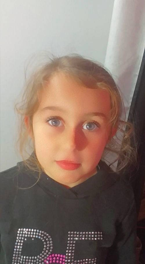 Catalina participe au concours pour gagner de l'argent avec cette photo : blond, cheek, chin, ear, eyebrow, eyelash, facial_expression, forehead, fun, hairstyle, iris, jaw, lip, mouth, no_expression, nose, outerwear, person, selfie, sleeve