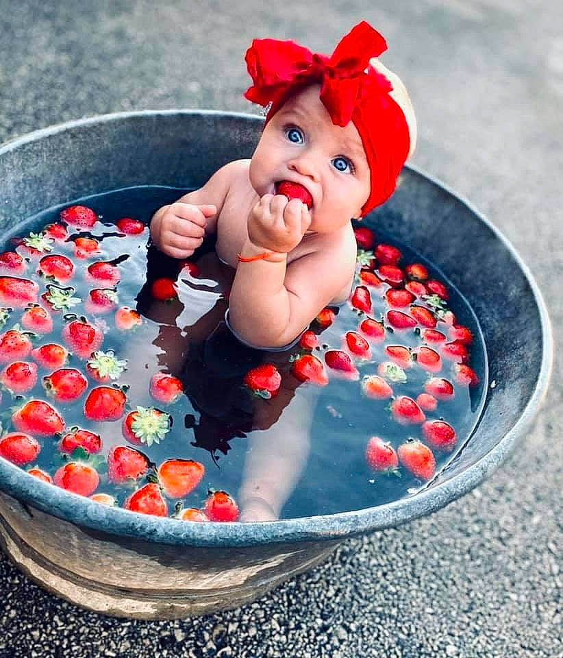 Peyton a rejoint le concours — aidez-le/la à gagner de superbes lots ! baby, baby_bathing, baby_products, baby_toys, bathing, bathtub, bowl, costume_accessory, doll, fictional_character, headpiece, headwear, person, porcelain, surprise, toy