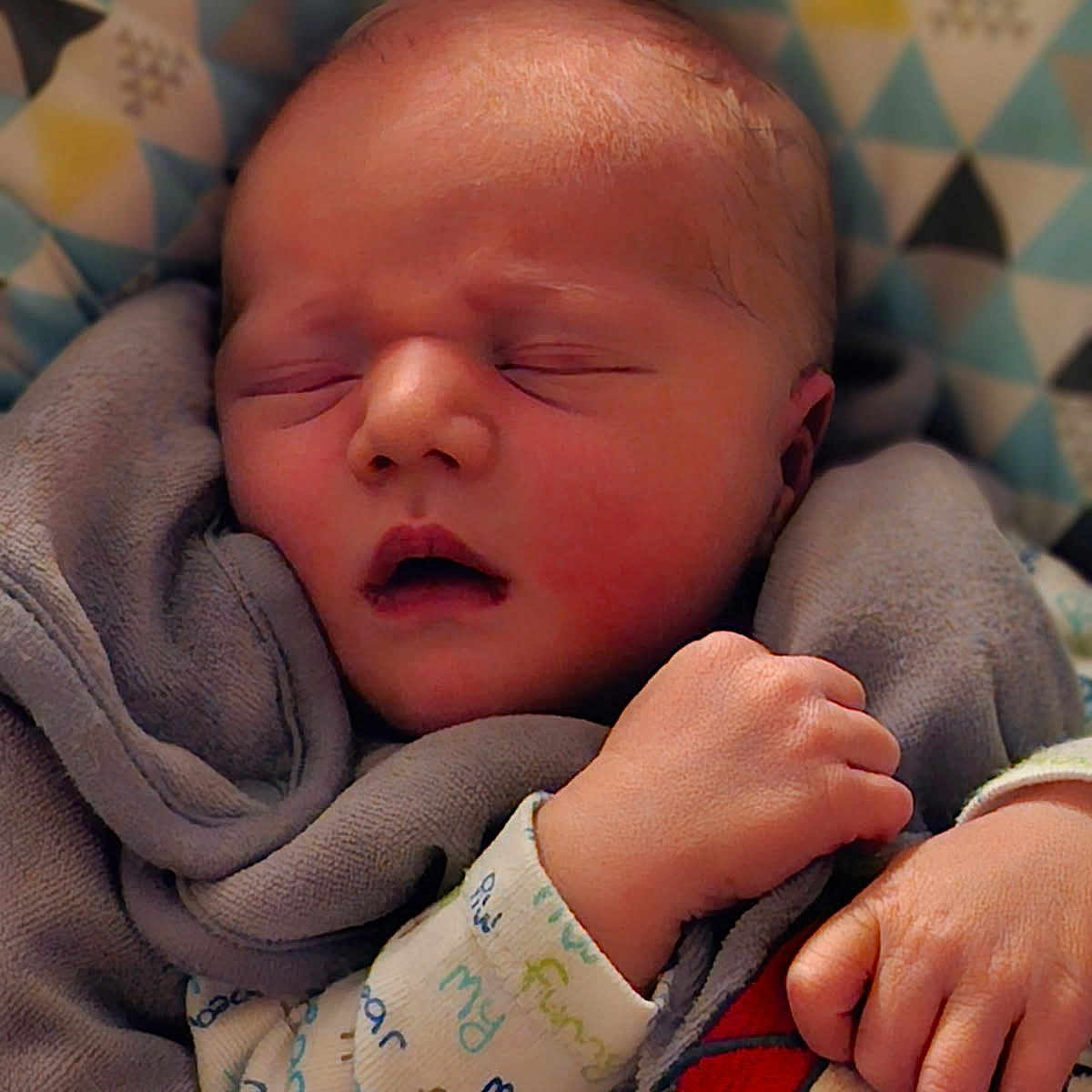 Alméo participe au concours pour gagner de l'argent avec cette photo : baby, blanket, child, closeup, clothing, cozy, cute, face, hand, indoors, infant, newborn, pattern, peaceful, portrait, rest, sleeping, soft, wrapped, young