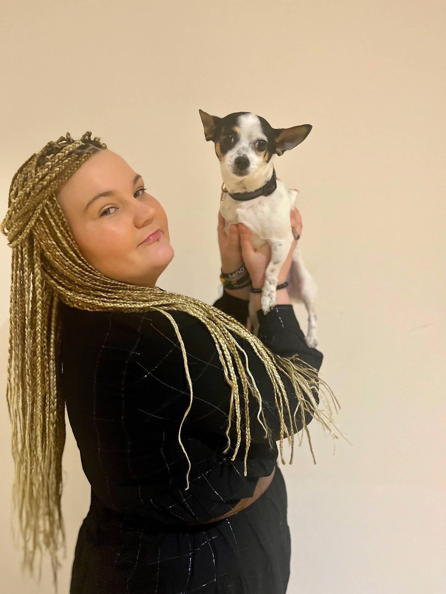 Saïko participe au concours pour gagner de l'argent avec cette photo : abdomen, carnivore, chihuahua, companion_dog, dog, dog_breed, dog_supply, fashion_accessory, fashion_design, fawn, fictional_character, fur, gesture, happy, headpiece, jewellery, sleeve, toy_dog, trunk, working_animal