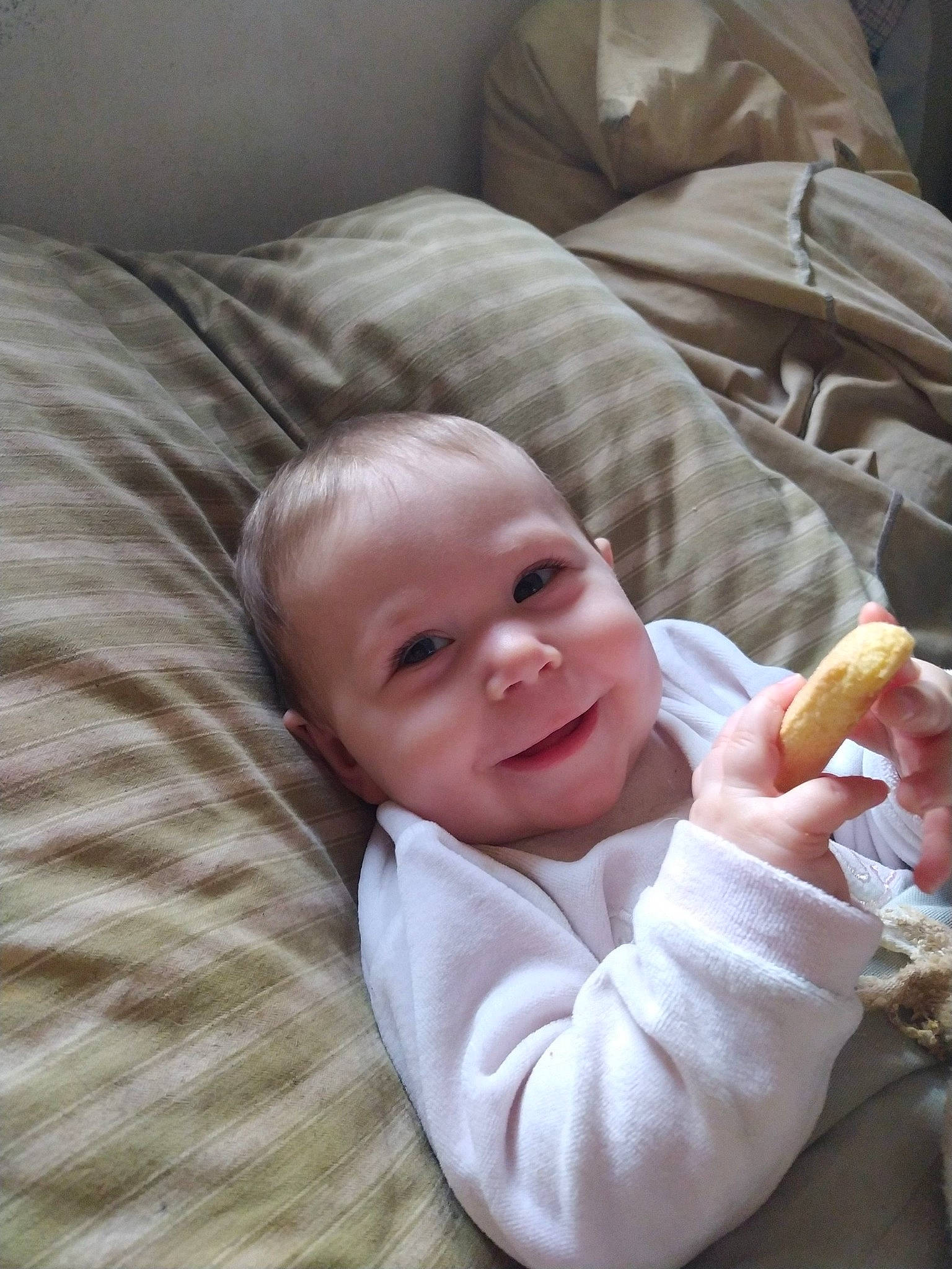 Juliana a rejoint le concours — aidez-le/la à gagner de superbes lots ! baby, baby_toddler_clothing, cheek, child, comfort, comfort_food, eye, flooring, happy, joy, linens, nose, person, room, sitting, sleeve, smile, tableware, thumb, toddler