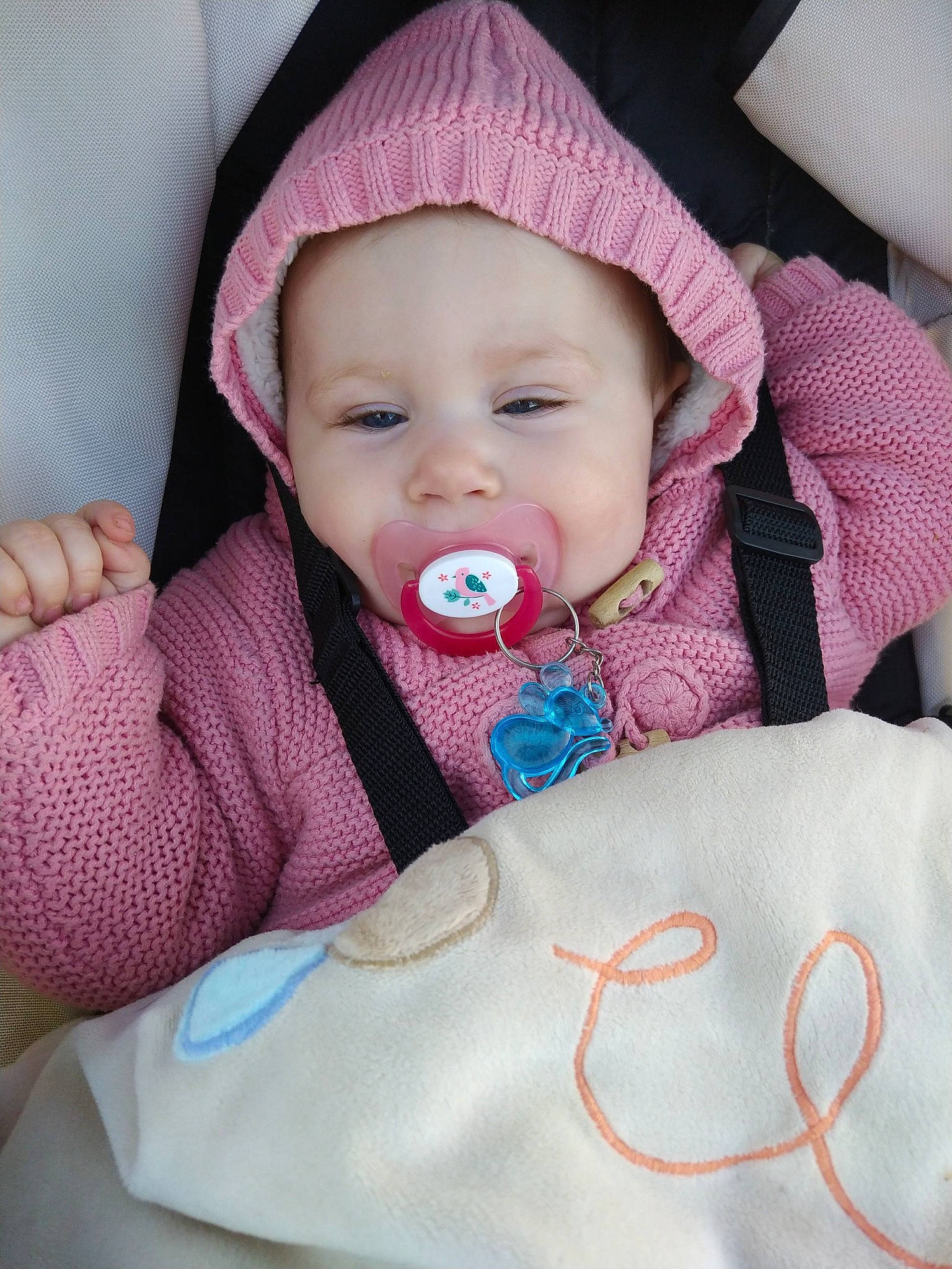 Juliana a rejoint le concours — aidez-le/la à gagner de superbes lots ! baby, baby_toddler_clothing, cheek, child, chin, comfort, eye, eyebrow, eyelash, facial_expression, headwear, iris, linens, lip, mouth, nose, person, pink, skin, sleeve