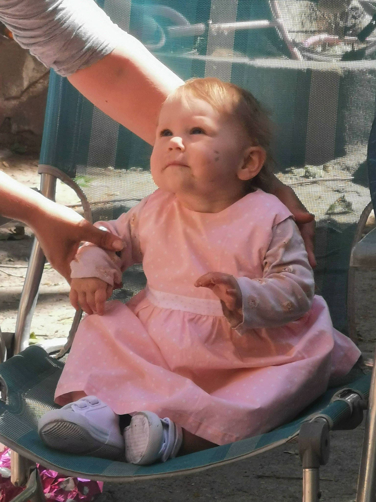 Juliana participe au concours pour gagner de l'argent avec cette photo : baby, baby_toddler_clothing, chair, cheek, child, event, face, facial_expression, finger, fun, grass, hairstyle, lap, leisure, mouth, person, pink, recreation, sitting, skin