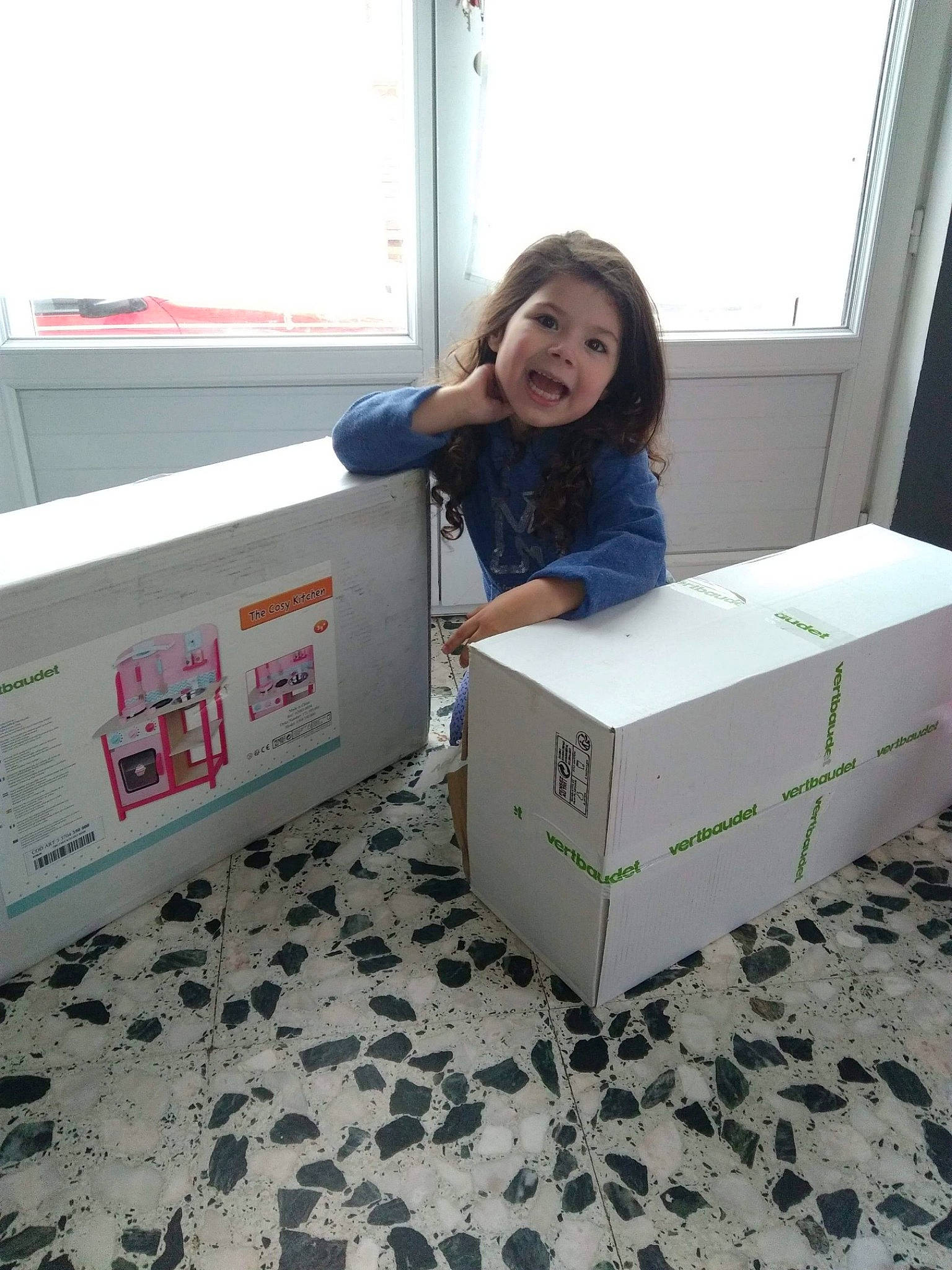 Nora a rejoint le concours — aidez-le/la à gagner de superbes lots ! flooring, furniture, person, product