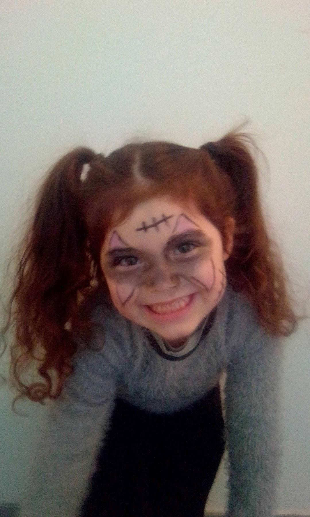 Nora participe au concours pour gagner de l'argent avec cette photo : brown_hair, chin, ear, eyebrow, face, forehead, fur, girl, hair, hair_coloring, hairstyle, head, human_hair_color, joy, lip, long_hair, nose, person, smile