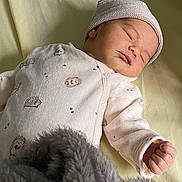 Eden a rejoint le concours — aidez-le/la à gagner de superbes lots ! baby, sleeping, infant, hat, knit_hat, onesie, hedgehog_print, blanket, bed, sleep, peaceful, cozy, soft, child, newborn, cute, hand, face, portrait, resting