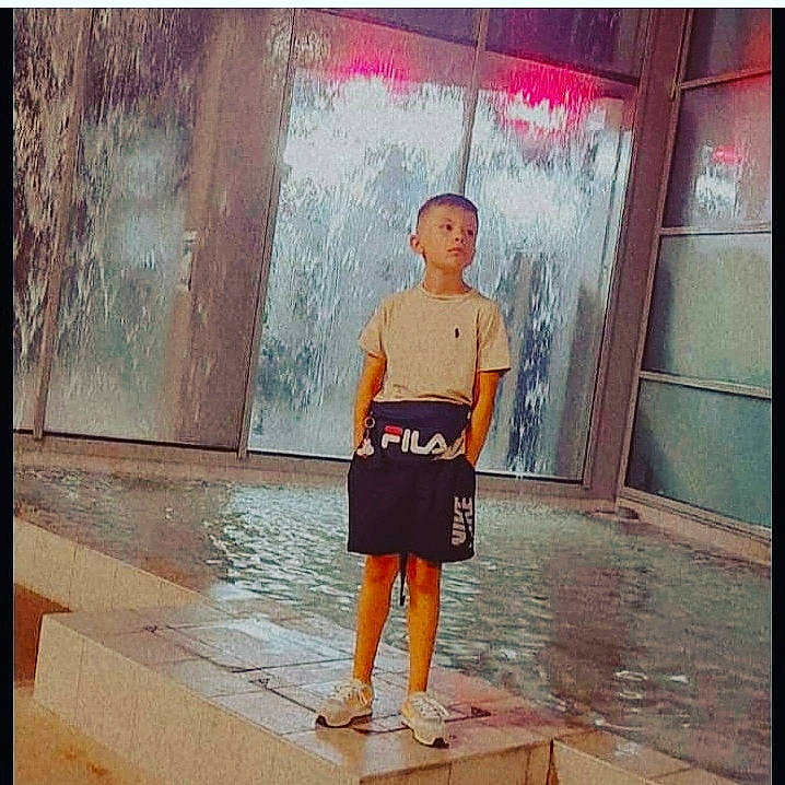 Thymeo a rejoint le concours — aidez-le/la à gagner de superbes lots ! fashion_design, flooring, fun, human_leg, jewellery, knee, line, magenta, pattern, person, rectangle, room, sleeve, square, street_fashion, t_shirt, tints_and_shades, uniform, vintage_clothing, visual_arts