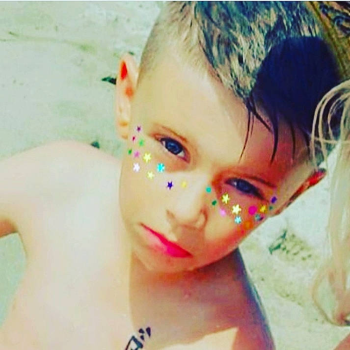 Thymeo participe au concours pour gagner de l'argent avec cette photo : bathing, cheek, chin, ear, eye, eyebrow, eyelash, forehead, hair, happy, human_body, iris, jaw, lip, mouth, neck, nose, person, shoulder, skin