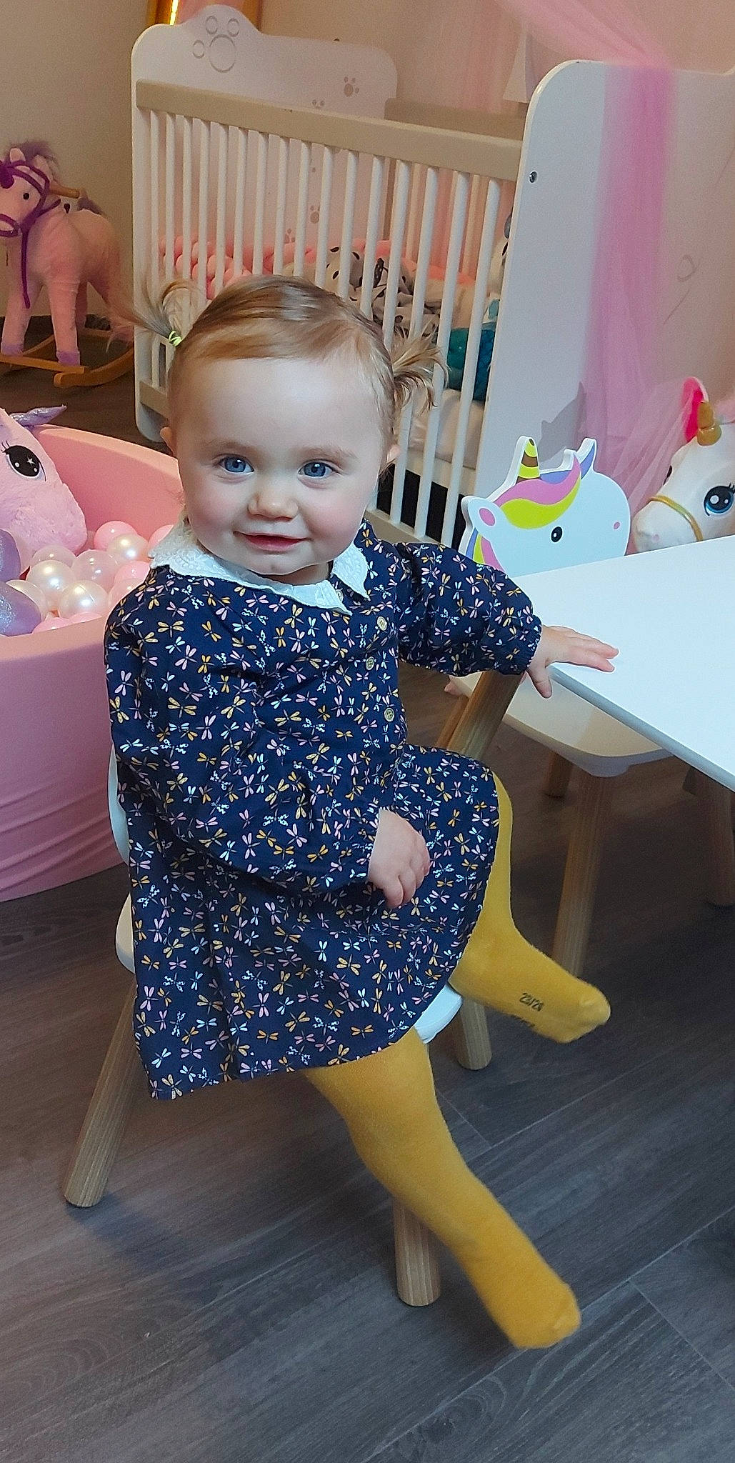 Ava participe au concours pour gagner de l'argent avec cette photo : baby_toddler_clothing, black, chair, dress, fashion_design, fun, happy, head, joint, joy, knee, leg, person, photograph, purple, skin, snapshot, standing, table, thigh