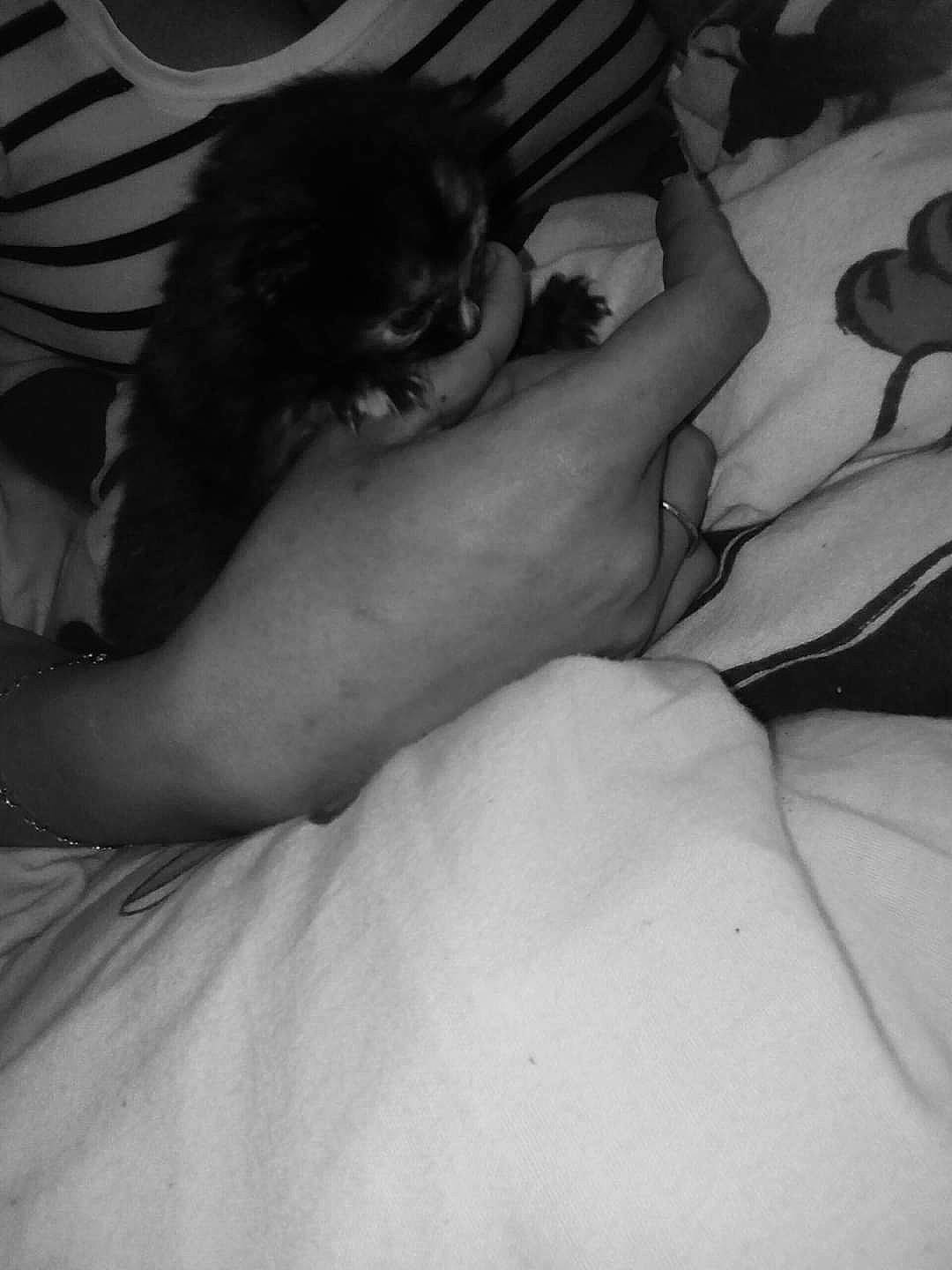 Simba participe au concours pour gagner de l'argent avec cette photo : arm, back, beauty, bed, black, black_and_white, eye, hand, human_body, joint, leg, monochrome, monochrome_photography, muscle, nap, photography, shoulder, skin, sleep, white