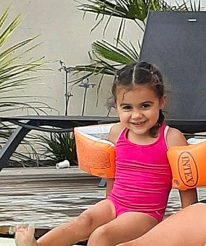 Thaïssa a rejoint le concours — aidez-le/la à gagner de superbes lots ! arecales, blond, chair, chest, fun, happy, human_leg, joy, knee, leisure, one_piece_swimsuit, person, plant, recreation, sitting, smile, sportswear, swimwear, thigh, toddler